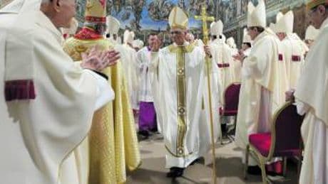 La prima firma da Papa. Il 18 maggio la Messa con i potenti del mondo