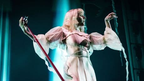 Sprookjesachtige zangeres Aurora zoekt al babbelend contact met haar publiek in de Ziggo Dome