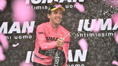 Yates, una salita da eroe: vince il Giro sulle Finestre