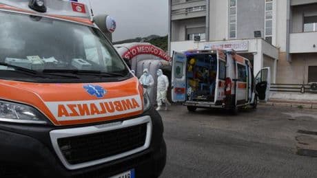 Souvent attaqués en justice, les médecins italiens réclament une “protection pénale”