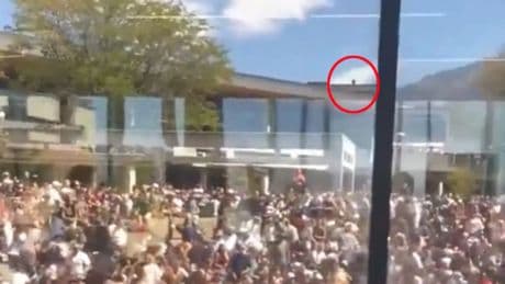 Un vídeo muestra a un sospechoso corriendo por un tejado tras el asesinato de Charlie Kirk