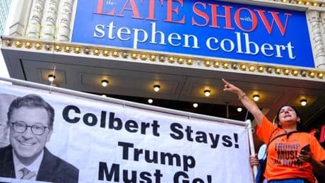 Après l’annulation du show de Stephen Colbert, les humoristes se liguent contre Trump