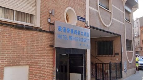 Cierran un hotel de tres estrellas en Usera que operaba sin licencia y con un sistema eléctrico clandestino
