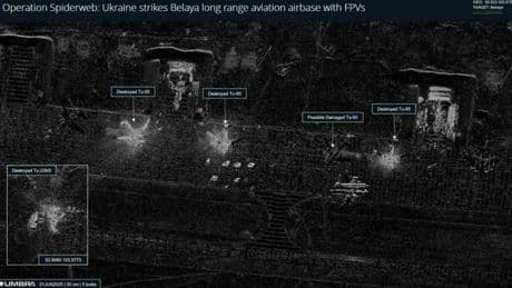 Bombardieri russi distrutti, le foto satellitari: ecco come ha fatto l'Ucraina a beffare Putin