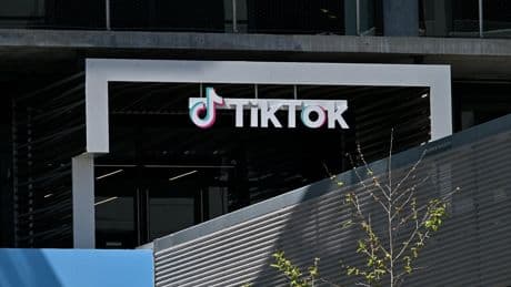 États-Unis : Trump signe un décret repoussant de 90 jours l’obligation de vente de TikTok