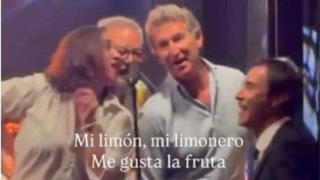 Feijóo hace suyo el "me gusta la fruta" de Ayuso contra Sánchez y se sube a cantar a un karaoke: "Mi limón, mi limonero"