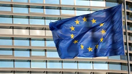 Plainte à l'OMC, taxes sur les voitures et les avions américains... L'UE contre-attaque contre Trump