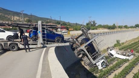 Çarpışan tır ile kamyonet tarlaya uçtu; 2 yaralı