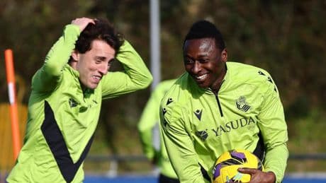 Sadiq pierde un vuelo y se ausenta de su primer entrenamiento con la Real Sociedad