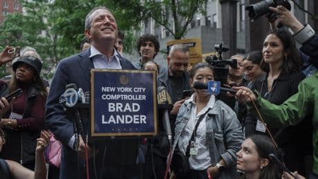 Qui est Brad Lander, candidat à la mairie de New York arrêté par la police anti-immigration ?