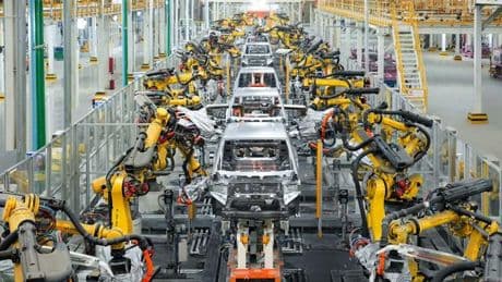 «No al solo elettrico nel 2035, meno limiti sulla CO2 e sgravi per le piccole auto». Le richieste dell’industria all’Europa