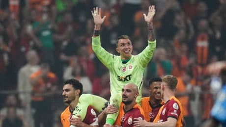 Omuzlarda veda ettiler: Muslera ve Mertens Galatasaray'da son maçına çıktı!