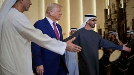 Erste Reise des US-Präsidenten: Trumps Golf-Reise: Jumbo-Jets, Mega-Deals und Schmeicheleien