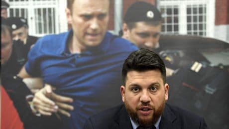 18 años de cárcel en ausencia a un aliado de Navalny y arresto domiciliario para otro disidente que criticó la guerra en Ucrania