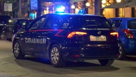 Rubens Bertocchi uccide la moglie Elena Belloni con la pistola e poi si spara, omicidio-suicidio in casa nel Bergamasco. L'allarme dato dal figlio