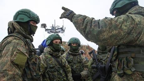 Zwei junge Ukrainer enthüllen Waffe, die Putin ins Schwanken bringt