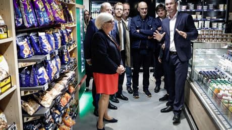 À la rencontre de «la France qui se lève tôt», Vautrin expose une méthode pour l’après-Bayrou