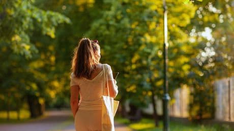 Canicule : le vrai du faux sur ce qu’il faut porter quand il fait chaud