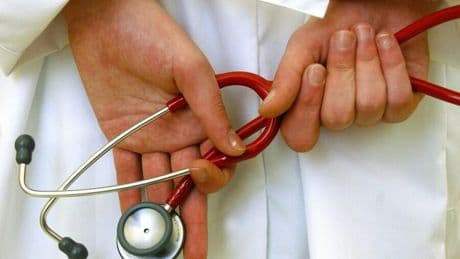 Gesundheit : Kniebeschwerden: Krankenkassen warnen vor fragwürdigem Nutzen von Hyaluronsäure-Spritzen