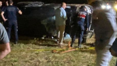 Minibüs tarlaya savrulup devrildi: 1 ölü, 1 yaralı