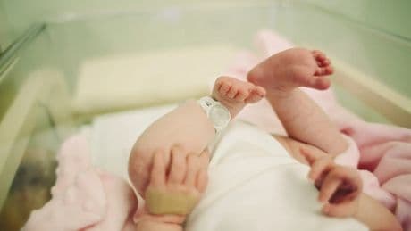 Los padres de Sevilla recibirán hasta 1.000 euros por hijo: cómo solicitar el &#039;cheque bebé&#039;, plazos y requisitos