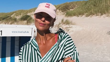 Vor Bundesliga-Start - So schön grüßt Laura Wontorra von Nordsee-Insel
