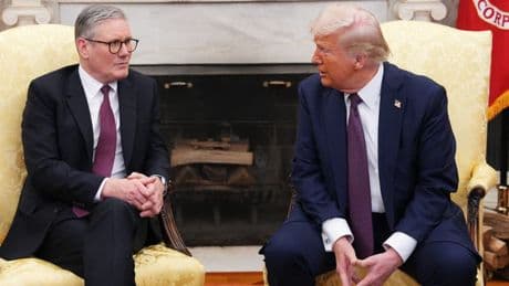 "Coûteuses et disgracieuses": Donald Trump recommande au Royaume-Uni d'arrêter d'installer des éoliennes et de privilégier le pétrole