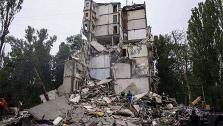 Droni sul centro di Kiev: ancora vittime. L'hub militare "nel mirino" distante 20 km