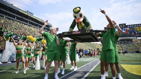 Oregon Duck hilariously loses head while running on field in wild mascot moment