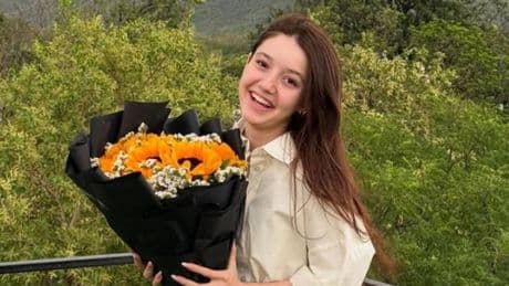 Sana Yousaf, tiktoker di 17 anni uccisa in casa da un fan (respinto): le ha sparato davanti alla mamma