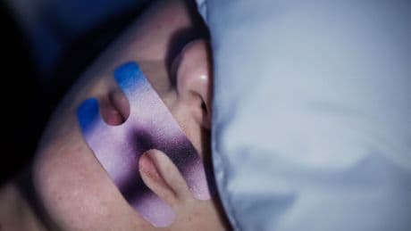 Mund zu: Mouth Taping: Studie warnt vor Risiken von zugeklebtem Mund