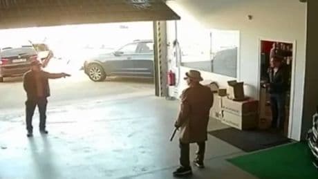 Dos hombres armados asaltan un concesionario en Badajoz por un cupón ganador de la ONCE