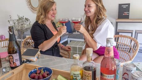 Elisanne en Astrid zijn gelukkiger zonder drank: ’Alcoholvrij leven levert ons veel meer op dan dat lekkere wijntje’