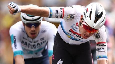Tim Merlier se lleva en la 'photo finish' la etapa más extraña: paseo, espeluznante caída de Philipsen y un maillot pactado para el compañero de Pogacar