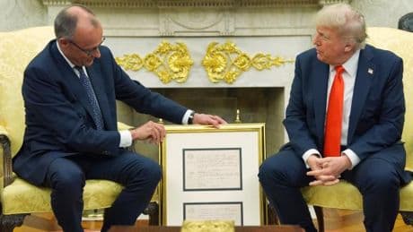 Merz schenkt Trump Geburtsurkunde seines deutschen Vorfahren