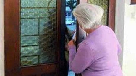 Melito,sta via un mese per la morte della madre: quando torna trova la casa occupata. «Dentro ci sono tutti i miei beni»