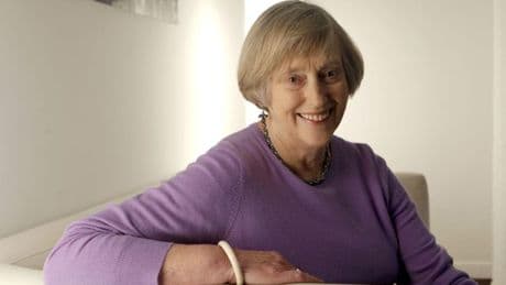 Muere Stella Rimington, la primera directora del MI5 e inspiración de 'M' en la saga Bond