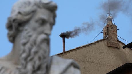Otra vez fumata negra: los cardenales siguen sin elegir al nuevo Papa tras la segunda y tercera votación del Cónclave