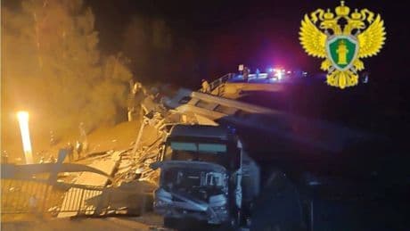 Rusya'da köprü trenin üzerine çöktü: Ölü ve yaralılar var