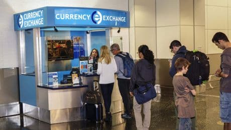Zwakkere dollar raakt pensioenfondsen meer dan dalende beurskoersen