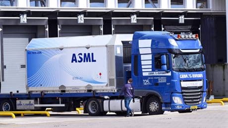 ASML krijgt opnieuw klappen, groei hapert door geopolitieke zorgen: ’Als je hierin belegt, moet je tegen een stootje kunnen’