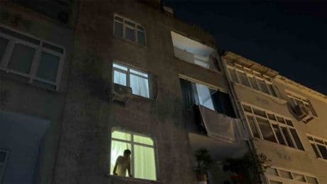 Zeytinburnu’nda 4 katlı binanın duvarı yıkıldı