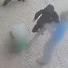 Politie deelt beelden van zware mishandeling in Amsterdam, slachtoffer ‘mogelijk belaagd om Feyenoordshirt’