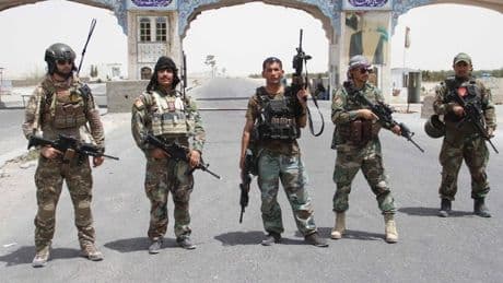 El Reino Unido acogió en secreto a 24.000 afganos tras filtrar sus datos por error a los talibanes