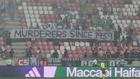«Assassins depuis 1939», la banderole déployée par les supporters du Maccabi Haifa fait scandale en Pologne