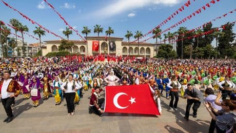 Mersin'de 23 Nisan coşkusu: Çocuklar gösterileriyle mest etti