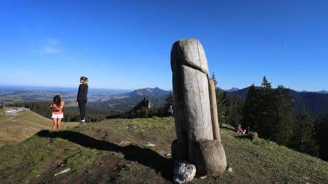 Vor Bürogebäude bei München: Vermummte Gruppe stellt zwei Meter großen Holzpenis auf