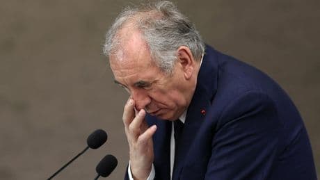 Franse premier Bayrou haalt uit naar pers en onderzoekers in verhoor over misbruikzaak