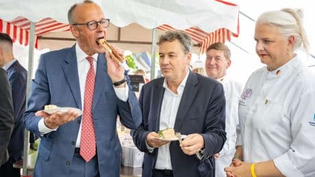 Merz beim Mittelstands-Sommerfest - Plötzlich greift der Kanzler zur Kuchenzange