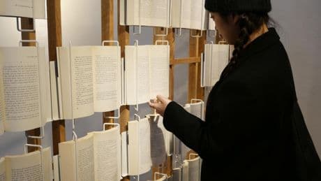 En el suelo, colgados, abiertos... nuevos diseños para organizar tus libros